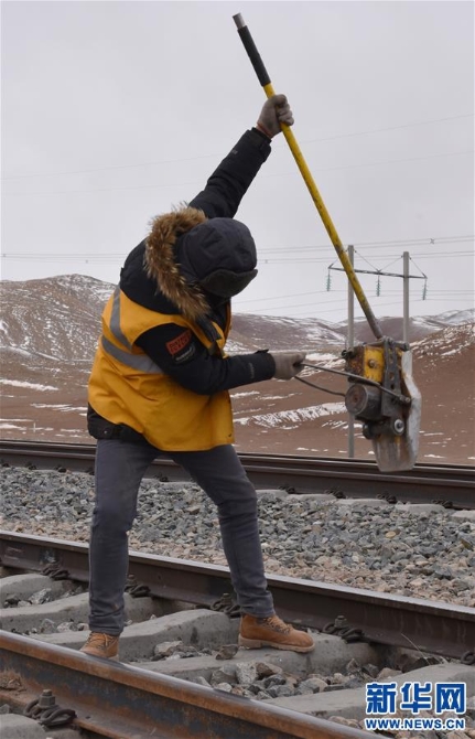 （新華全媒頭條·圖文互動(dòng)）（4）他們是比鋼鐵還硬的漢子——天路之巔看不見(jiàn)的“軌枕”