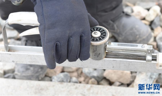 （新華全媒頭條·圖文互動(dòng)）（5）他們是比鋼鐵還硬的漢子——天路之巔看不見(jiàn)的“軌枕”