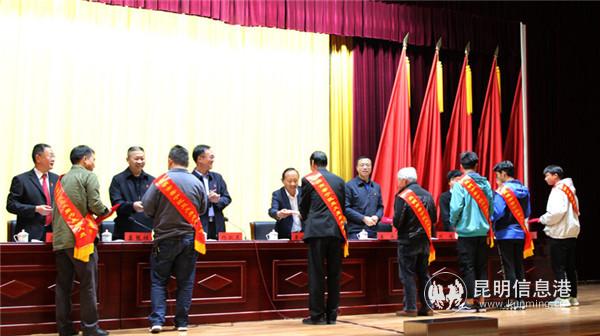 受表彰獎(jiǎng)勵(lì)個(gè)人和群體上臺(tái)領(lǐng)獎(jiǎng) 受表彰獎(jiǎng)勵(lì)個(gè)人和群體上臺(tái)領(lǐng)獎(jiǎng)