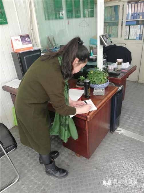 失主劉女士領(lǐng)回遺失的背包