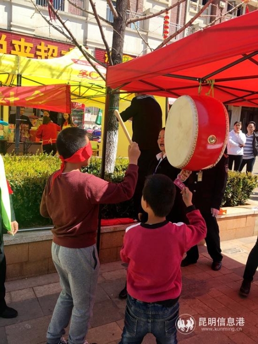 圖片：蒙面敲鑼游戲好熱鬧。