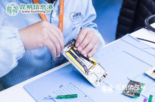 工程師正在維修手機(jī) (1) 工程師正在維修手機(jī) (1)