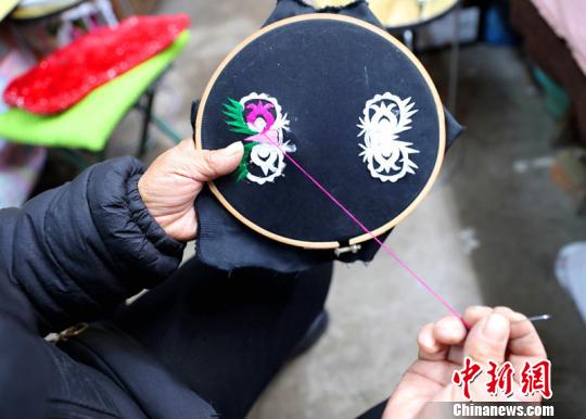 手工繡制虎頭圖案 李鐵錘 攝