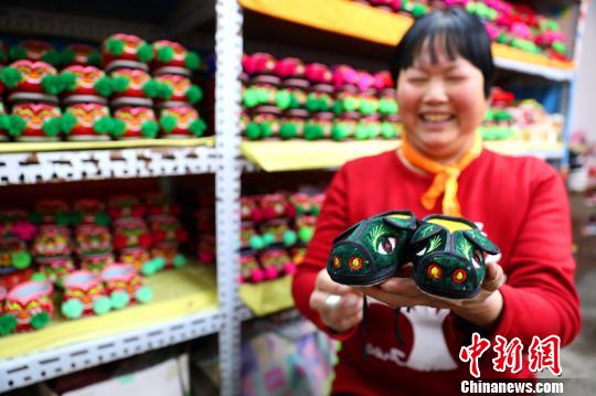 楊新弱自創(chuàng)小豬形象虎頭鞋?！±铊F錘 攝