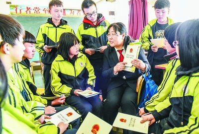 堅持中國特色社會主義法治道路 堅持中國特色社會主義法治道路