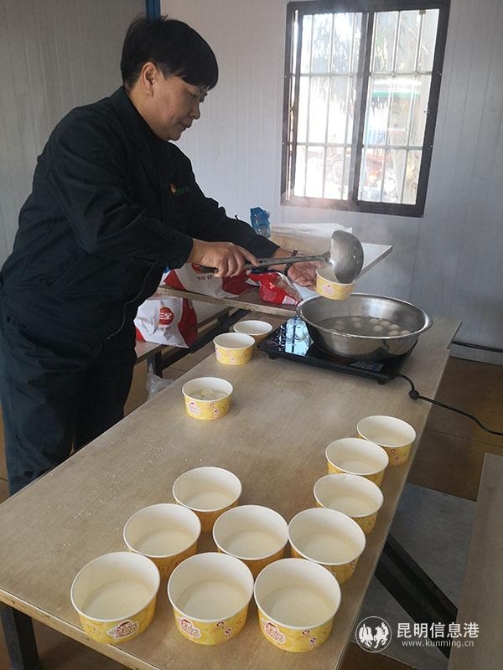 工作人員分湯圓