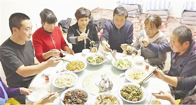 “冷極八大碗”讓游客享受美食盛宴