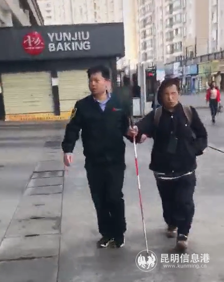 路人視頻中的季師傅與盲人乘客 路人視頻中的季師傅與盲人乘客