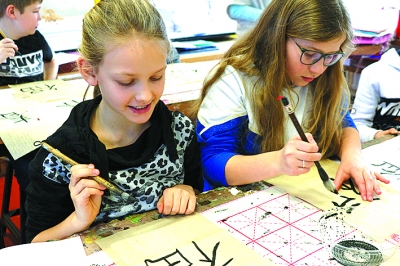 德國(guó)小學(xué)生體驗(yàn)中國(guó)書法 德國(guó)小學(xué)生體驗(yàn)中國(guó)書法