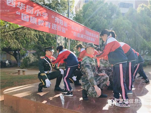 圖三 同學們?yōu)榻坦倥宕骷t領巾 圖三 同學們?yōu)榻坦倥宕骷t領巾