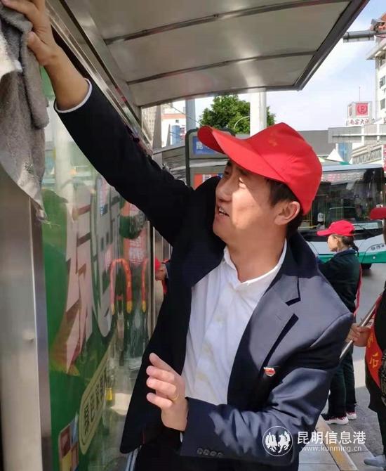 志愿者清理站牌 志愿者清理站牌