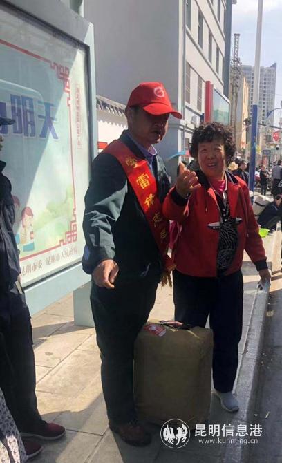 志愿者引導(dǎo)乘客上下車 志愿者引導(dǎo)乘客上下車