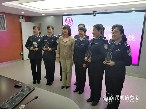 市婦聯(lián)主席張殊為“十佳女民警”頒獎(jiǎng)并合影留念 市婦聯(lián)主席張殊為“十佳女民警”頒獎(jiǎng)并合影留念