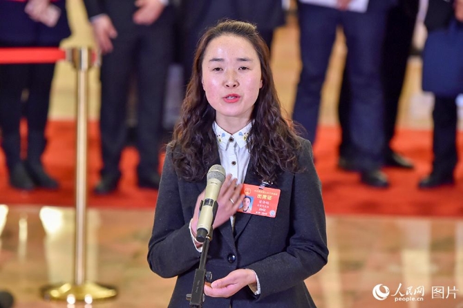 全國人大代表、甘肅省徽縣隴上莊園淘寶店負責人梁倩娟。