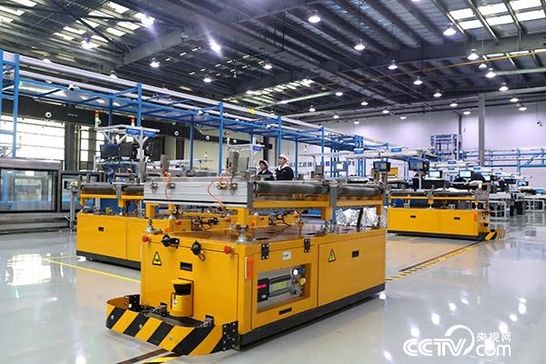 山東濟(jì)南高新區(qū)的浪潮集團(tuán)高端容錯(cuò)計(jì)算機(jī)生產(chǎn)基地，來(lái)回穿梭的智能AGV小車正在運(yùn)輸物料。