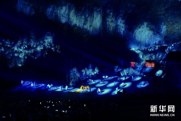 演員在《印象武隆》實景演出中表演（3月12日攝）。