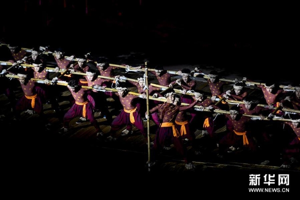 演員在《印象武隆》實景演出中表演（3月12日攝）。2