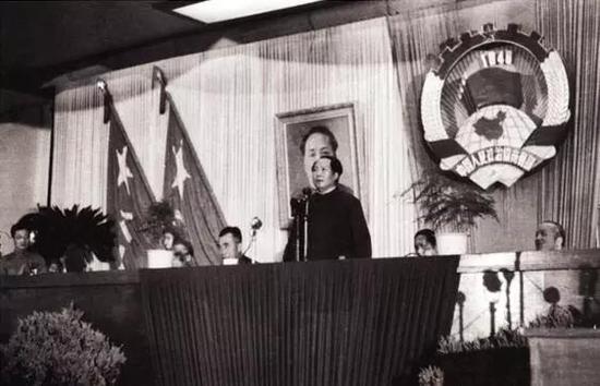 1949年9月21日，在中國人民政治協(xié)商會(huì)議第一屆全體會(huì)議上，人民政協(xié)籌備會(huì)常委會(huì)主任、中共中央主席毛澤東致開幕詞，莊嚴(yán)宣告：“占人類總數(shù)四分之一的中國人從此站立起來了?！?/></p><p style=