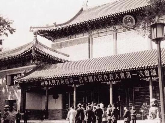 1954年9月15日至28日，中華人民共和國第一屆全國人民代表大會(huì)第一次會(huì)議在北京中南海懷仁堂隆重舉行。圖為開幕當(dāng)天代表們步入會(huì)場。