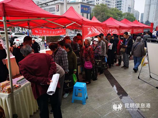 盤龍區(qū)“開展掃黑除惡專項斗爭 維護公平競爭市場環(huán)境”活動現(xiàn)場 盤龍區(qū)“開展掃黑除惡專項斗爭 維護公平競爭市場環(huán)境”活動現(xiàn)場