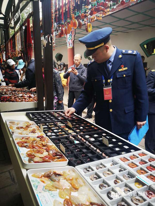 執(zhí)法人員檢查旅游商品 執(zhí)法人員檢查旅游商品