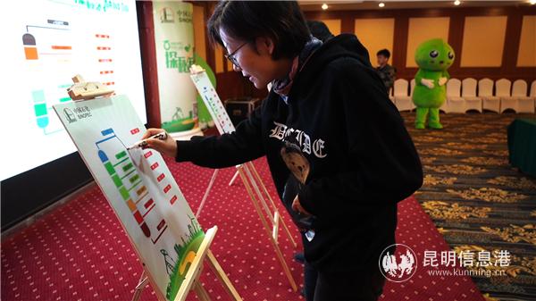 體驗(yàn)團(tuán)成員參與現(xiàn)場(chǎng)互動(dòng)活動(dòng)。