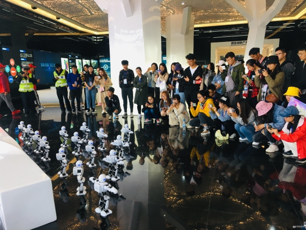 圖2：機(jī)器人表演受到了歡迎