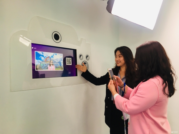 圖4：游客在中心內(nèi)的“互動(dòng)拍照”拍照