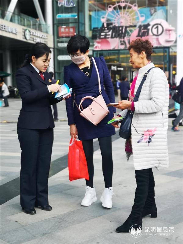 向市民發(fā)放掃黑除惡宣傳品并講解相關(guān)知識 向市民發(fā)放掃黑除惡宣傳品并講解相關(guān)知識