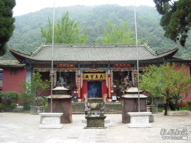 背依華亭山腰的華亭寺天王寶殿景觀    沐繼遠(yuǎn)攝