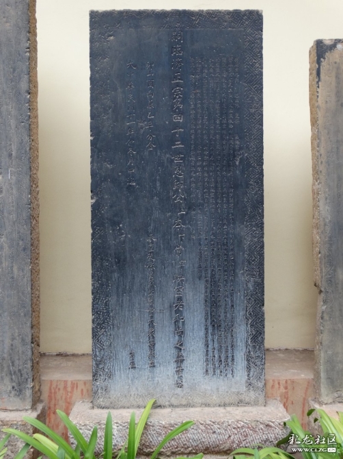 曾于民國(guó)初與當(dāng)時(shí)任云南憲兵司令、警察廳長(zhǎng)的朱德相善，二人常詣寺中對(duì)弈品茗，賞蘭吟詩的曇華寺方丈映空，于民國(guó)十一年冬圓寂后，陳度為其撰釋映空塔銘，圖為至今仍立于曇華寺碑林的《釋映空塔銘》，由瀘西陳度（古逸）撰 昆池徐兆￡書    沐繼遠(yuǎn)攝