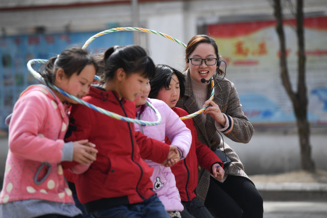 以校為家 “90后”夫妻教師扎根大山深處 以校為家 “90后”夫妻教師扎根大山深處