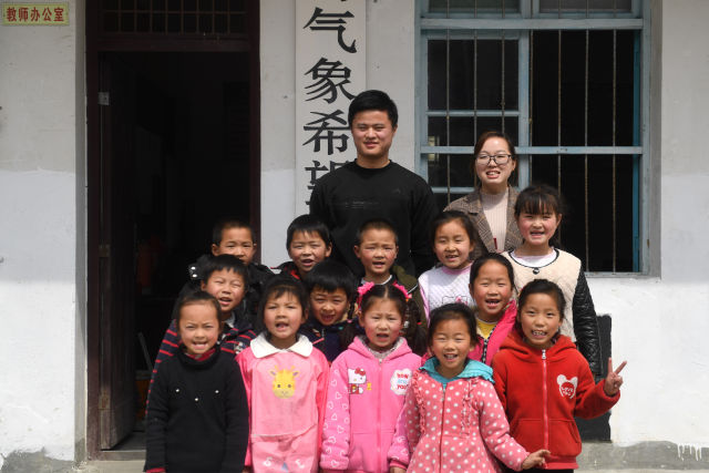 以校為家 “90后”夫妻教師扎根大山深處 以校為家 “90后”夫妻教師扎根大山深處