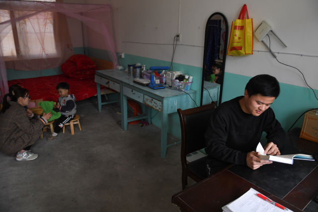 以校為家 “90后”夫妻教師扎根大山深處 以校為家 “90后”夫妻教師扎根大山深處