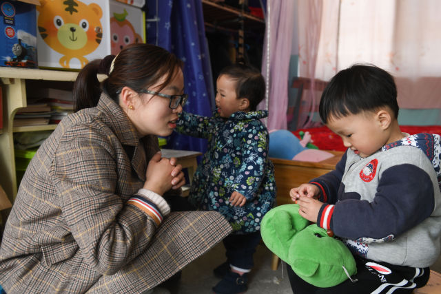 以校為家 “90后”夫妻教師扎根大山深處 以校為家 “90后”夫妻教師扎根大山深處