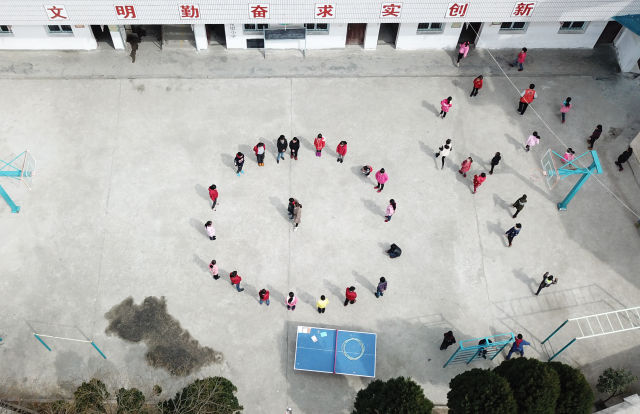 以校為家 “90后”夫妻教師扎根大山深處 以校為家 “90后”夫妻教師扎根大山深處