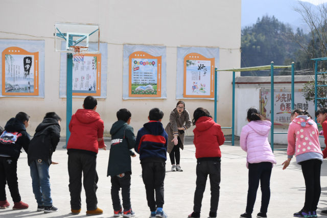 以校為家 “90后”夫妻教師扎根大山深處 以校為家 “90后”夫妻教師扎根大山深處