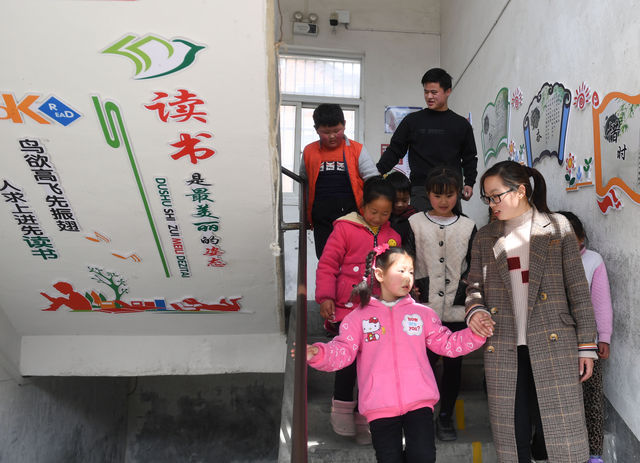 以校為家 “90后”夫妻教師扎根大山深處 以校為家 “90后”夫妻教師扎根大山深處