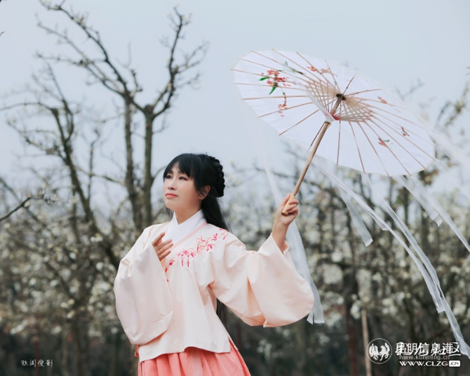 4、梨園里的美女。彩龍社區(qū)網(wǎng)友@秋閨瘦影 攝。