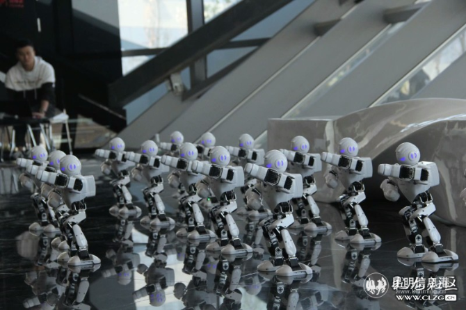 16、展示中心內(nèi)，機(jī)器人舞蹈受到歡迎。彩龍社區(qū)網(wǎng)友@芳華 攝