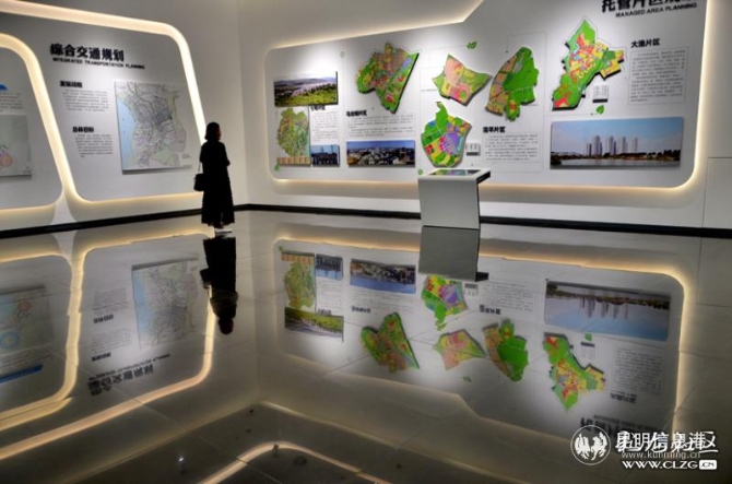 15、市民朋友參觀新城展示中心。彩龍社區(qū)網(wǎng)友@雪玉 攝