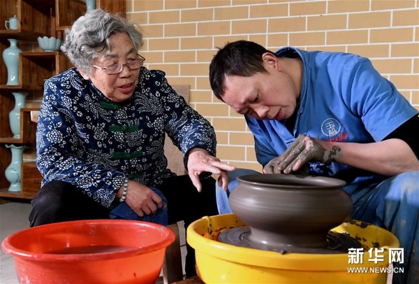 在位于河南省汝州市孟玉松的汝瓷生產(chǎn)車間內(nèi)，孟玉松（左）指導(dǎo)工作人員拉坯（3月13日攝）。