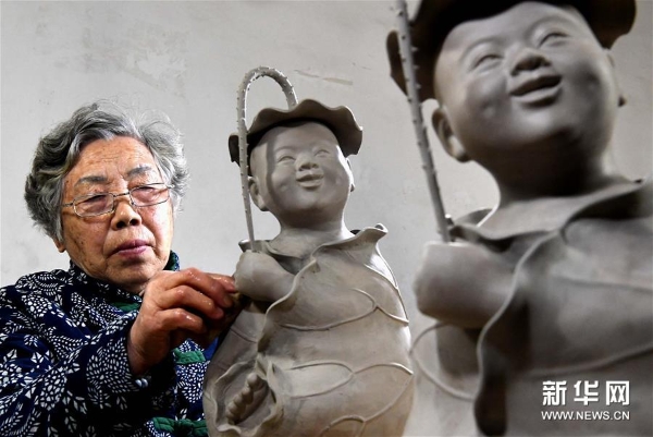 在位于河南省汝州市孟玉松的汝瓷生產(chǎn)車間內(nèi)，孟玉松在擦坯（3月13日攝）。