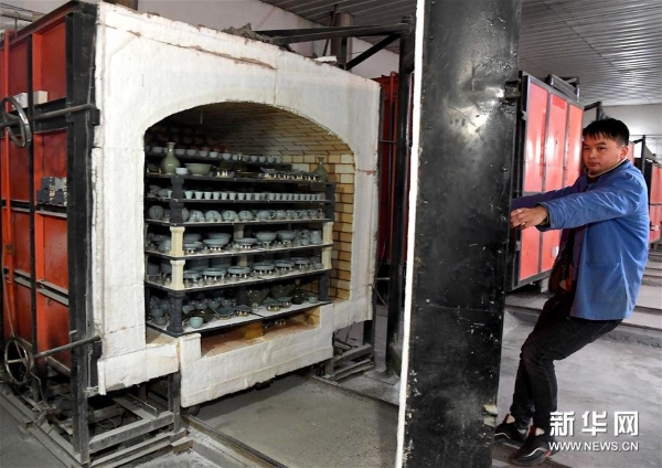 在位于河南省汝州市孟玉松的汝瓷生產(chǎn)車間內(nèi)，一名工作人員在開窯（3月13日攝）。