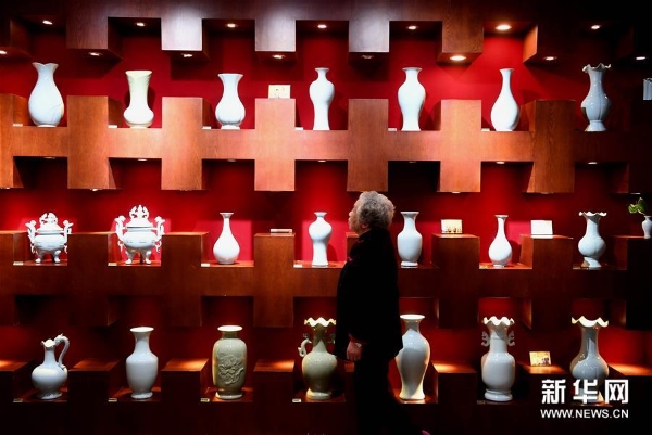 在位于河南省汝州市孟玉松的汝瓷展廳內(nèi)，孟玉松在查看汝瓷作品（3月13日攝）。