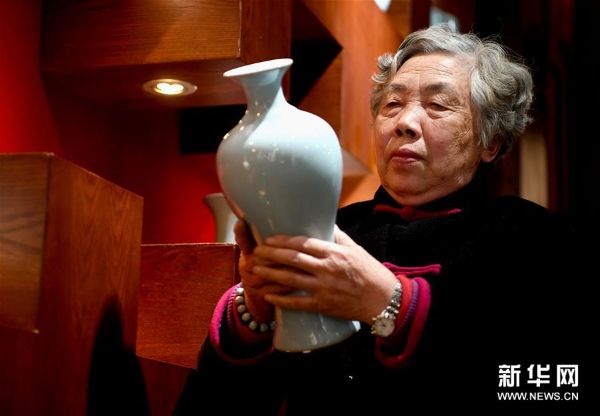 在位于河南省汝州市孟玉松的汝瓷展廳內(nèi)，孟玉松在查看一件汝瓷作品（3月13日攝）。