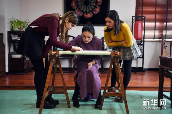 3月14日，在位于蘇州吳中區(qū)光福鎮(zhèn)的向紅繡府刺繡藝術工作室，府涵璐在指導巴拿馬留學生瑪利婭（左）、陸惠芳（右）刺繡。
