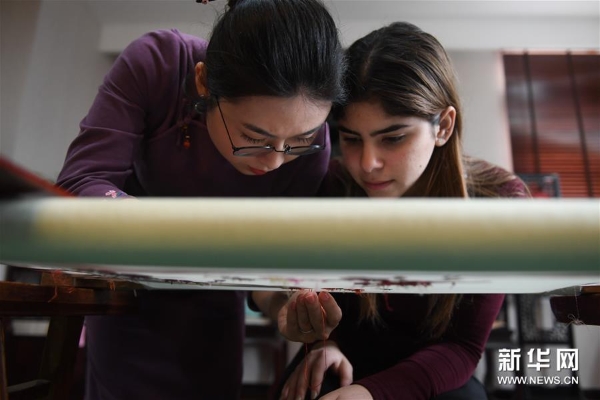 3月14日，在位于蘇州吳中區(qū)光福鎮(zhèn)的向紅繡府刺繡藝術工作室，府涵璐在指導巴拿馬留學生瑪利婭刺繡。