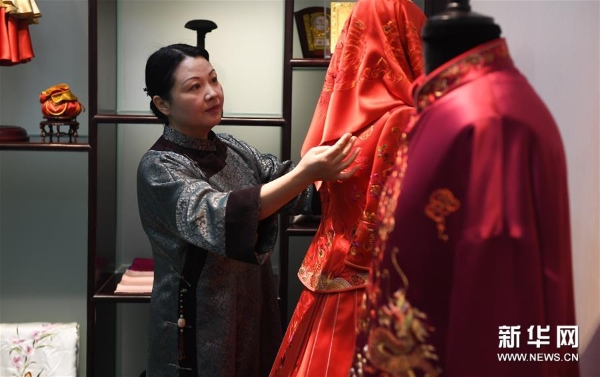 3月14日，在位于蘇州吳中區(qū)光福鎮(zhèn)的向紅繡府刺繡藝術工作室，府向紅在整理蘇繡作品。