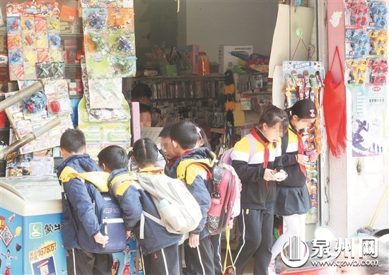 放學后，一家校外小賣部吸引了眾多學生。